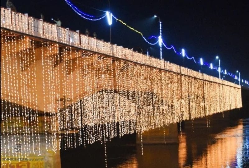 सरूय नदी के पुल पर लगाए गए झालर। 