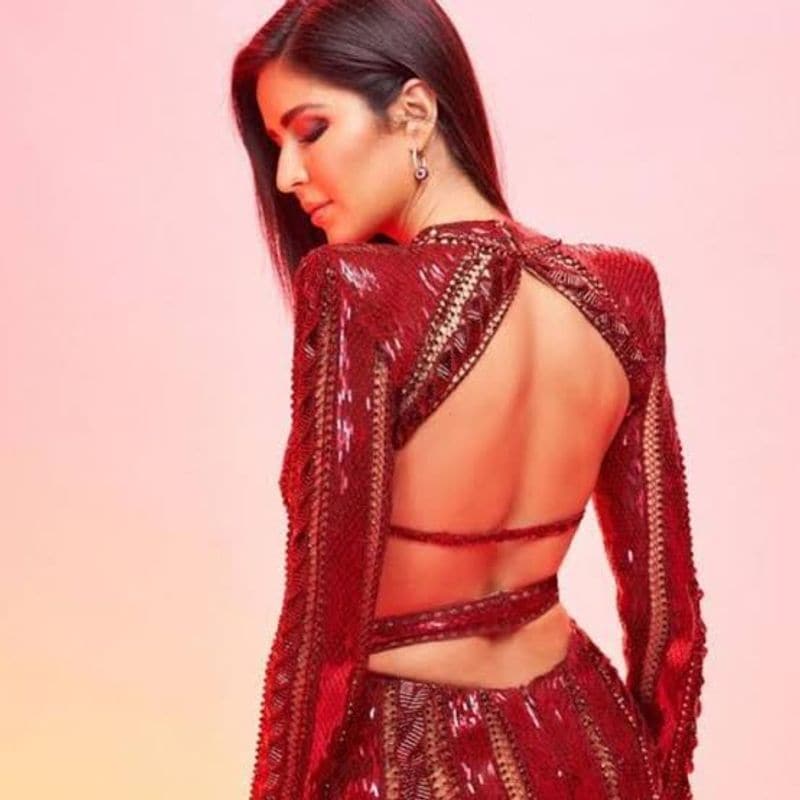 একসঙ্গে থাকা থেকে শুরু করে ঘনিষ্ট মুহূর্তে দৃশ্য, ফাঁস হল সবটাই। তখন প্রকাশ্যেই সম্পর্কের কথা শিকার করে নিয়েছিলেন রণবীর কাপুর। জানিয়েছিলেন, ক্যাটরিনার জন্য তিনি প্রাণ দিতে পারেন।