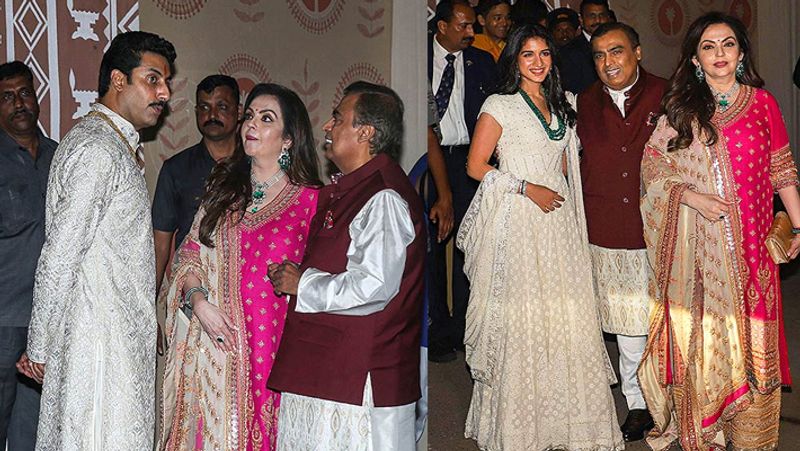 आपको बता दें कि पिछले साल (2019) बच्चन फैमिली ने दिवाली पर जोरदार पार्टी दी थी। इस मौके पर मुकेश अंबानी के साथ पत्नी नीता अंबानी बनठन कर पहुंची थी। इतना ही नहीं वे अपनी होने वाली छोटी बहू राधिका मर्चेट को भी साथ लेकर गई थी। इनके अलावा शाहरुख खान, गौरी खान, अक्षय कुमार, ट्विंकल खन्ना, अनुष्का शर्मा, कैटरीना कैफ, सारा अली खान, काजोल, अजय देवगन सहित कई सेलेब्स पहुंचे थे। 