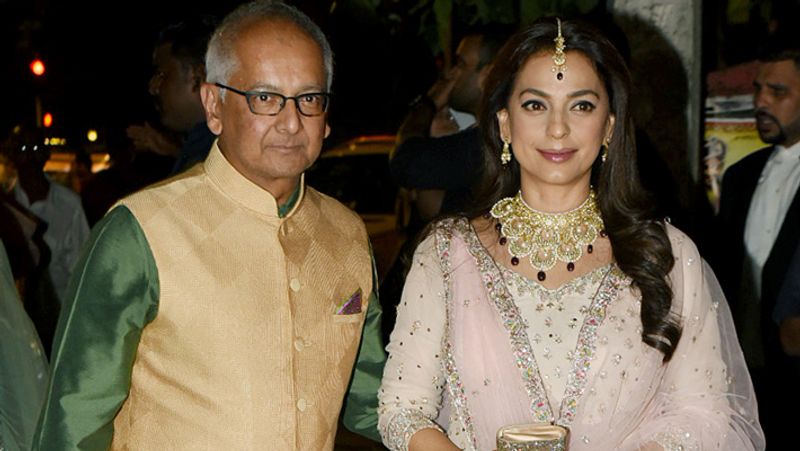 पति जय मेहता के साथ ट्रेडिशनल लुक में नजर आई थी जूही चावला।
