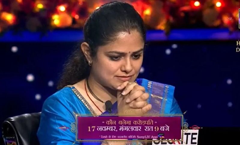 चैनल के इस प्रोमो वीडियो में अमिताभ बच्चन आईपीएस मोहिता को कहते नजर आ रहे हैं कि इस एक करोड़ के सवाल को आप ध्यान से खेलें। इसपर मोहिता जवाब देती हैं कि पैसे से ज्यादा उनके लिए खेलना मायने रखता है।
