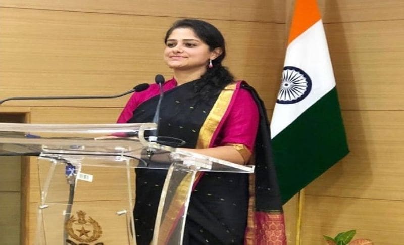 बता दें कि कौन बनेगा करोड़पति के दूसरे करोड़पति कंटेस्टेंट बनने वाले शो के इस एपिसोड को 17 नवंबर को टेलिकास्ट किया जाएगा।सोनी ने अपने आधिकारिक इंस्टाग्राम अकाउंट पर 17 नंवबर के एपिसोड का एक प्रोमो आज ही जारी कर दिया है जिसमें मोहिता शर्मा नाम की एक महिला आईपीएस अधिकारी 1 करोड़ रुपए की धनराशी जीतती नज़र आ रही हैं।
