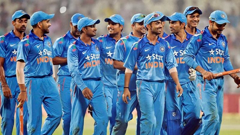 रोहित शर्मा का शानदार रिकॉर्ड बनाने के बाद हर कोई उनका मुरीद हो गया था। लेकिन आपको ये जानकर हैरानी होगी कि टीम इंडिया के ड्रेसिंग रूम में एक शख्स ऐसा भी था जो रोहित शर्मा की 264 रनों की पारी से भी संतुष्ट नहीं था।