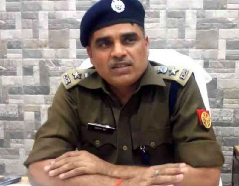 अब इनपर गिरेगी गाज
मीडिया रिपोर्ट्स के मुताबिक एसआईटी की सिफारिश पर बीते 15 सालों से बिकरु इलाके में तैनात रहे CO, एडिशनल SP समेत 6 सब इंस्पेक्टर/इंस्पेक्टर पर भी जल्द ही कार्रवाई होगी। यहां गैंगस्टर विकास दुबे को गिरफ्तारी करने पहुंची 3 थानों की पुलिस टीम पर बदमाशों ने हमला कर दिया था। इस दौरान CO देवेंद्र मिश्र समेत 8 पुलिसकर्मियों की हत्या कर दी गई थी।
(फोटो में डीजीपी अनंत देव तिवारी )