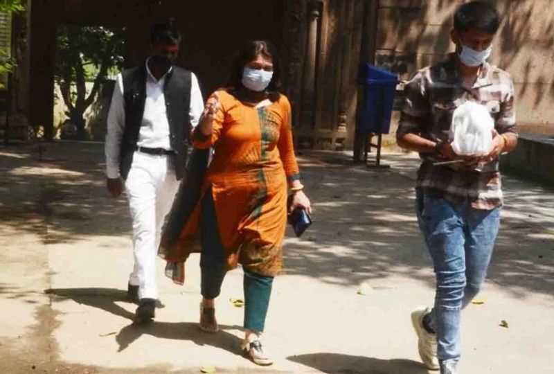 पत्नी पर भी केस होगा दर्ज
बिकरू कांड की एसआईटी जांच में एक और बड़ा खुलासा हुआ है। दहशतगर्द विकास दुबे की पत्नी समेत उसके रिश्तेदारों व परिचितों ने फर्जी दस्तावेजों पर सिम लिए थे। एसआईटी की जांच रिपोर्ट के आधार पर जिला प्रशासन ने पुलिस को इन सभी पर केस दर्ज करने के आदेश दिए हैं।
(फाइल फोटो में विकास दुबे की अस्थियां लेकर जाता बेटा साथ में रिचा दुबे)
