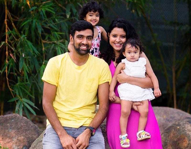 క్రికెటర్ రవిచంద్రన్ అశ్విన్ సతీమణి ప్రీతి నారాయణన్కి సోషల్ మీడియాలో మంచి ఫాలోయింగ్ ఉంది. ముఖ్యంగా ట్విట్టర్లో 10 ఏళ్లుగా యాక్టీవ్గా ఉంటున్న ప్రతీ మంచి ఫాలోయింగ్ తెచ్చుకుంది.