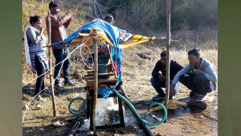खड़िया गांव के ठकुराइन डेरा टोले में करीब 100 परिवार रहते हैं। उन्हें उम्मीद ही नहीं थी कि कभी उनके गांव तक बिजली पहुंचेगी। लेकिन कमिल के जुगाड़ के कमाल ने पूरा गांव रोशन कर दिया।
