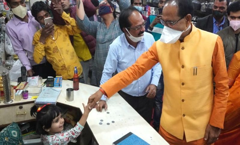 सीएम ने जब धनतेरस पर भोपाल न्यू मार्केट में जिस दुकान पर पहुंचे, वहां उन्होंने एक बच्ची से बात की। साथ ही उसे दुलारते दिखे।