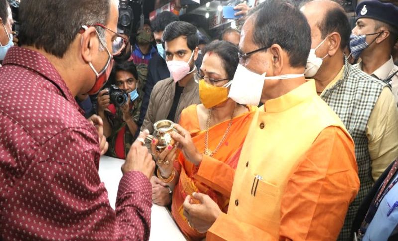 सीएम शिवारज सिंह चौहान रोशनपुरा चौराहे पर बर्तन की दुकान पर दुकानदार से बर्तन के बारे में बातचीत करते हुए।