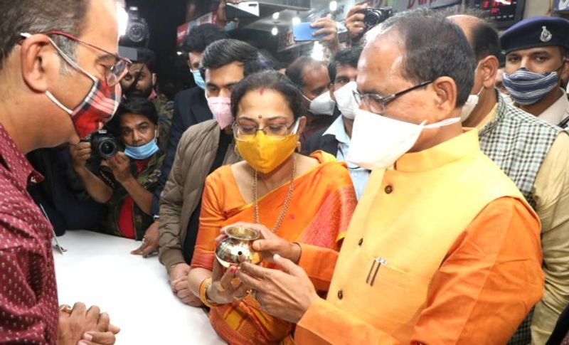 वहीं मुख्यमंत्री ने ट्वीट कर लिखा-धनतेरस पावन पर्व की आप सभी को हार्दिक बधाई। सबके जीवन में सुख-समृद्धि, ऋद्धि-सिद्धि आये, यही प्रार्थना है। धनतेरस पर कुछ खरीदने की परंपरा है। मैंने भी आज शगुन स्वरूप चांदी का सिक्का और बर्तन खरीदा है। हम सबको अपनी परंपरा का निर्वाह करना चाहिए। आप सभी को शुभकामनाएं!
