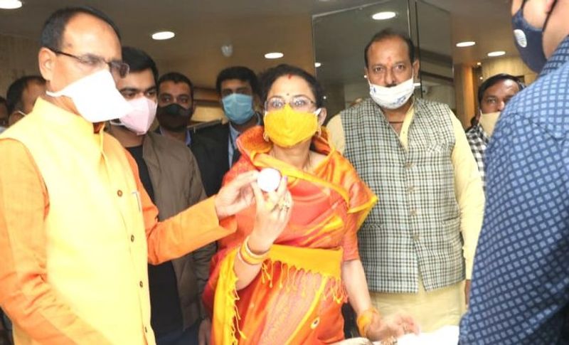 इतना ही नहीं खरीददारी करने के बाद सीएम ने न्यू मार्केट के मशहूर बनारसी पान भी खाया। इस दौरान उन्होंने व्यपारियों और बजार में मिलने वाले लोगों को दीपावली की शुभकामनाएं भी दीं। फिर शिवराज सिंह चौहान ने मुख्यमंत्री निवास पर पत्नी के साथ विधि विधान के साथ धनतेरस पर्व की पूजा-अर्चना की।