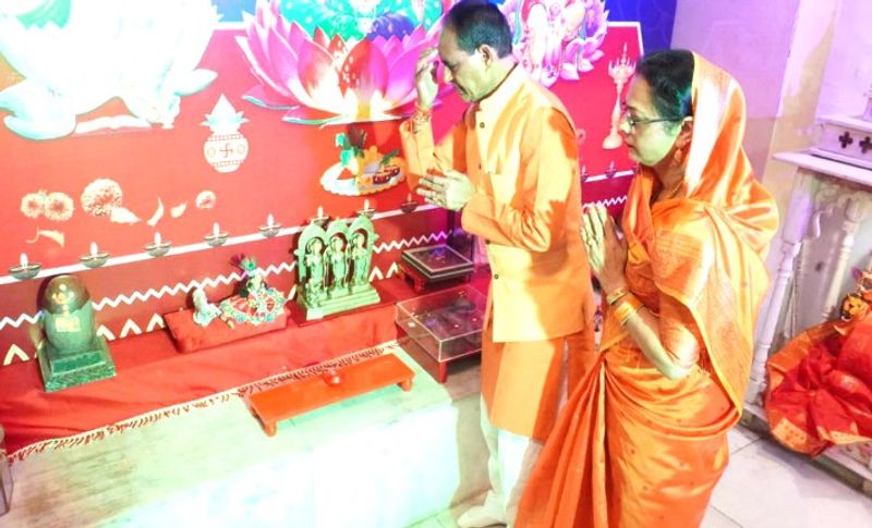 बर्तन और सोने का सिक्का खरीदने के बाद सीएम ने अपने मुख्यमंत्री निवास पर पहुंचकर विधि-विधान से पूजा भी की।