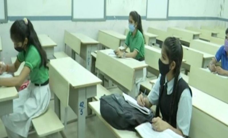 हरियाणा
राज्य सरकार ने 16 जुलाई से कक्षा 9 से 12 तक के स्कूल सोशल डिस्टेंसिंग के साथ फिर से शुरू करने की अनुमति दे दी है। वहीं, कक्षा 6 से 8 के लिए स्कूल 23 जुलाई से फिर से खुलेंगे। इसके अलावा अगर हालात सामान्य रहे तो अन्य क्लासेस के लिए स्कूल खोल दिए जाएंगे। इस दौरान ऑनलाइन क्लास भी जारी रहेंगी।