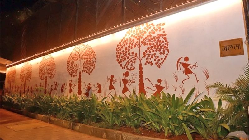 दिवाली से पहले बिग बी के घर जलसा की दीवारों पर पौराणिक अंदाज में चित्रकारी की गई थी। बता दें कि ग्राणीण इलाकों में दिवाली पर किसान अपनी फसल को पूजा में रखते हैं।