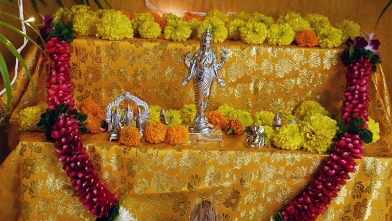 बच्चन फैमिली ने खुद दिवाली पूजन की तस्वीरें शेयर की थीं। पूजा के बर्तनों में एक कटोरी में घी रखा है तो दूसरी में चंदन। साथ में पवित्र गेंदे के फूल भी बिखरे हुए हैं। पूरे मंदिर की तस्वीरें देखें तो एक चांदी की त्रिमूर्ती भी मंदिर में विराजमान है, एक लक्ष्मी माता की मूर्ती खड़ी हुई तो उनके पास गणेश भगवान की मूरत भी रखी है उनके बिल्कुल पास भगवान धनवंतरी भी हैं। पीले रंग की भव्य चादर पर यह पावन मंदिर सजाया गया। 