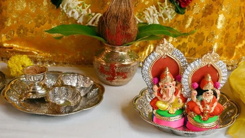 मंदिर में विराजमान गणेश भगवान और माता लक्ष्मी की मूर्तियां चांदी की हैं। मूर्तियों में चांदी के मुकूट भी लगे हैं। साथ में चांदी के बर्तन में अक्षत सजा है। तिलक के लिए चंदन-रोली और आम के पत्तों पर नारियल रख चांदी का कलश सजाया गया है। कलश के साथ ही रोली से नारियल पर भी ओम बनाया गया।