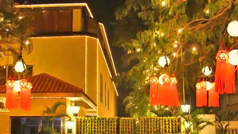बच्चन की दिवाली पार्टी में अंबानी फैमिली के अलावा अक्षय कुमार, ट्विंकल खन्ना, शाहरुख खान और उनकी पत्नी गौरी खान, करन जौहर, काजोल, कैटरीना कैफ, रणबीर कपूर, संजय दत्त, आलिया भट्ट, शाहिद कपूर, मीरा राजपूत, बॉबी देओल, अनन्या पांडे, माधुरी दीक्षित, हेमा मालिनी, जूही चावला, बिपाशा बसु और कबीर खान समेत बॉलीवुड की कई हस्तियां पहुंचीं थीं। 