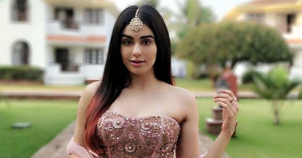 Adah Sharma : 'காதலில் விழுந்தேன்'..  நிலாவில் இருந்து வழுக்கி விழுந்த அதா ஷர்மா ... வீடியோ வெளியிட்ட நடிகை