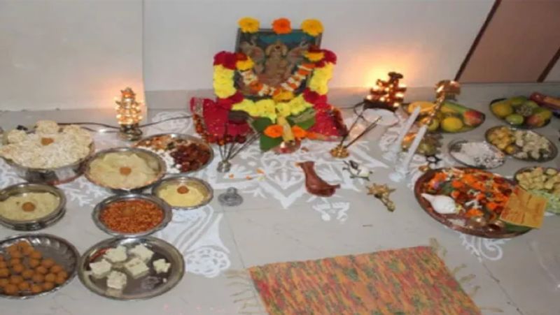 ಪ್ರತಿದಿನ ದೇವರಿಗೆ ಮನೆಯಲ್ಲಿ ತಯಾರಿಸಿದ ಆಹಾರವನ್ನು ನೈವೇದ್ಯವಾಗಿ ಅರ್ಪಿಸಿದರೆ ಸಂಪತ್ತಿನ ಉಗ್ರಾಣ ತುಂಬುತ್ತದೆ. 