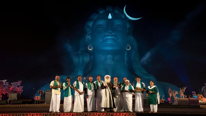 <p>বেদ অনুসারে তিনিই র মহা ঈশ্বর । শ্বেতাশ্বতর উপনিষদে বলা হয়েছে - "যদাহতমস্তন্ন দিবা ন রাত্রির্নসন্ন চাসচ্ছিব এব কেবলঃ।"</p>