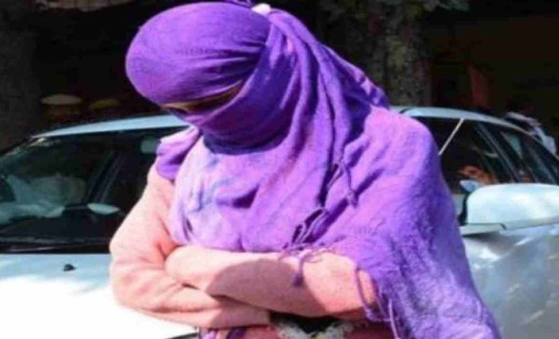 दरअसल, हैरान कर देने वाला यह मामला इंदौर के महू का है, जहां कुछ दिन पहले इंदौर साइबर सेल को एक शिकायत मिली थी कि एक फौजी को उसकी बहन के अश्लील फोटो भेजे जा रहे हैं। मामले की जांच कर रहे पुलिस अधीक्षक जितेन्द्र सिंह ने बताया कि युवक को पिछले कुछ दिनों से अलग-अलग व्हाट्सएप नंबरों से उसकी ही बहन के गंदे फोटोग्राफ भेजे जा रहे थे।