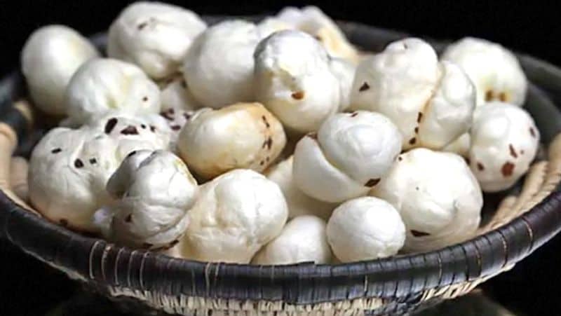 मखाना
मखाना एक तरह का ड्रॉय फ्रूट है। माता लक्ष्मी की उत्पत्ति समुद्र यानी पानी से ही हुई है और मखाना भी पानी में ही पैदा होता है इसलिए माता लक्ष्मी को मखाने का भोग लगाने से वे अति प्रसन्न होती हैं।
