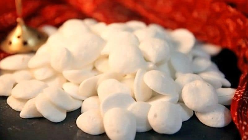 बताशा
बताशा शक्कर से बनता है और शक्कर गन्ने के रस से। ज्योतिष शास्त्र के अनुसार, गन्ने का रस चंद्रमा से संबंधित है और चंद्रमा को लक्ष्मी का भाई माना गया है। इसलिए लक्ष्मी पूजा में बताशे का उपयोग किया जाता है।
