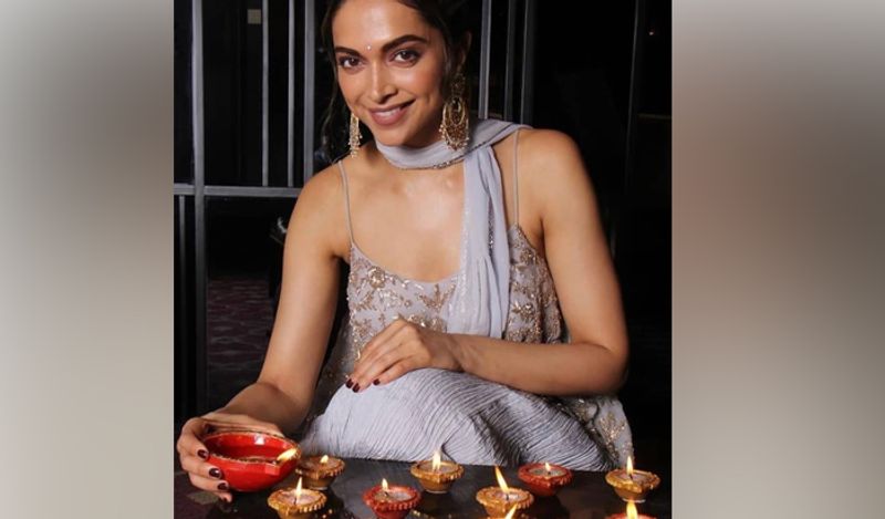 वहीं, सिद्धांत की दिवाली पार्टी के अलावा वर्कफ्रंट की बात की जाए तो दीपिका शकुन बत्रा की अनाम फिल्म और '83' में नजर आएंगी। सिद्धांत खुद 'बंटी और बबली 2', 'फोन भूत' और एक अनाम फिल्म में काम कर रहे हैं। इसके अलावा, ईशान 'फोन भूत' के अलावा 'पिप्पा' में नजर आएंगे। अनन्या, दीपिका के साथ ही शकुन बत्रा की फिल्म में हैं।