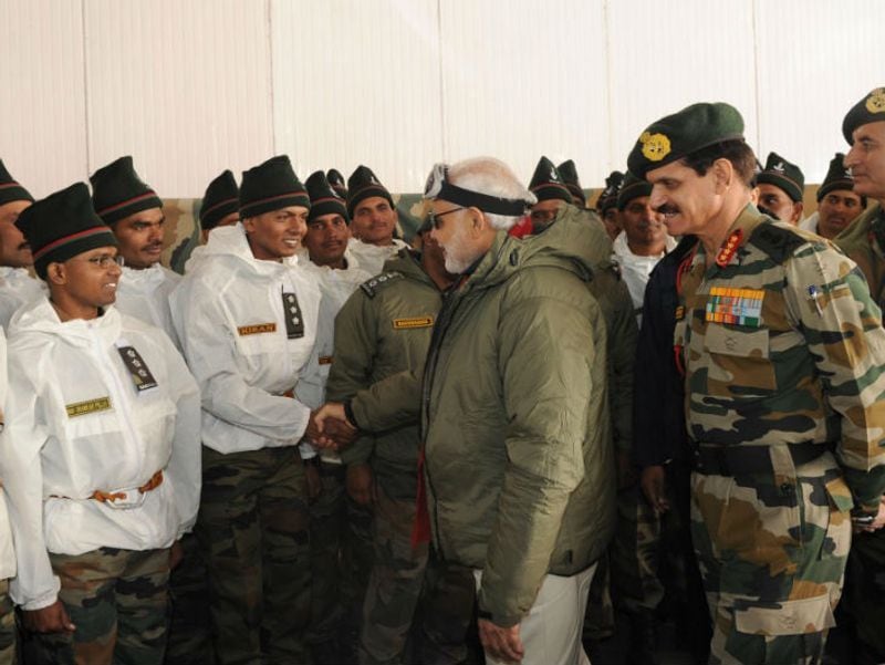 23 अक्टूबर 2014: बतौर पीएम सियाचिन में मनाई पहली दिवाली
पीएम मोदी ने सत्ता संभालने के बाद पहली बार सियाचिन में दिवाली मनाई थी। उन्होंने 23 अक्टूबर 2014 को सियाचिन पहुंचकर जवानों के साथ वक्त बिताया था।