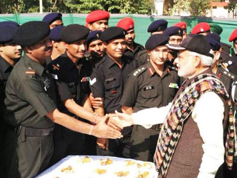 11 नवंबर 2015- अमृतसर में मनाई दिवाली
पीएम मोदी ने अमृतसर में खासा के डोगराई वॉर मेमोरियल पहुंचकर दिवाली मनाई थी। पीएम मोदी ने 1965 भारत-पाकिस्तान युद्ध के शहीदों को श्रद्धांजलि दी थी।
