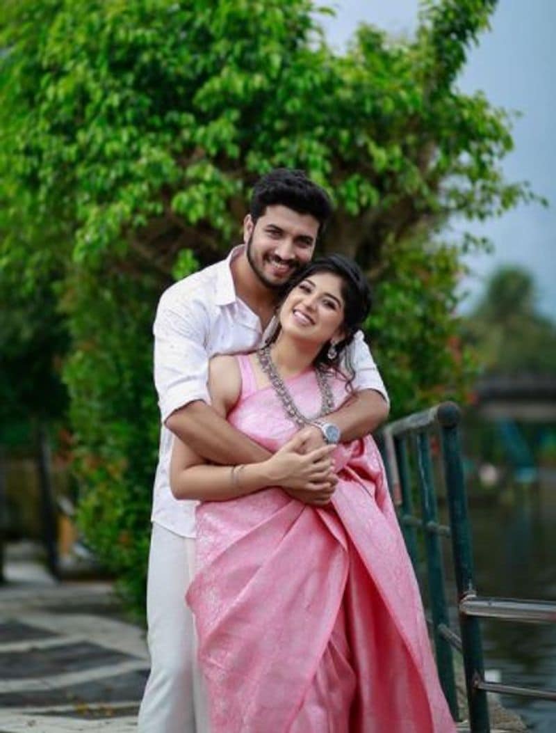 'ಸರಿಗಮಪ' ನಿರೂಪಕನ ರೊಮ್ಯಾಂಟಿಕ್‌ ಫೋಟೋ; ನೆಗೆಟಿವ್ ಕಾಮೆಂಟ್‌ಗೆ ನೋ ಪ್ರಾಬ್ಲಂ