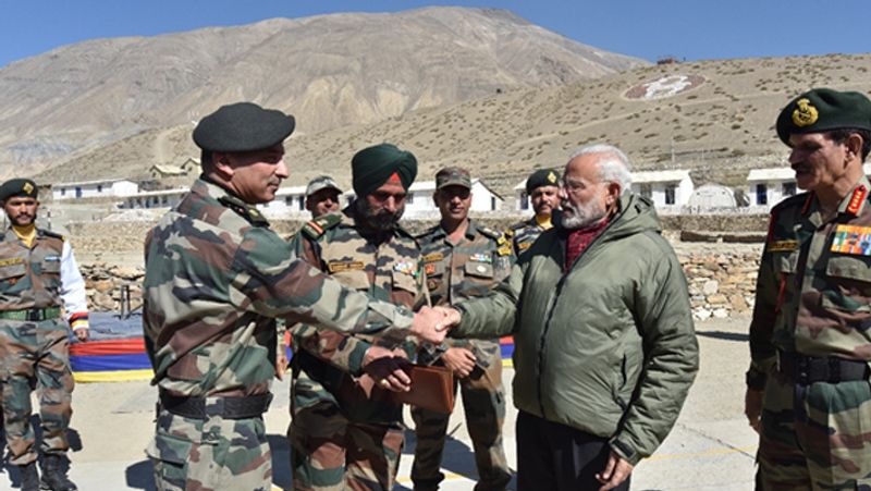 पीएम मोदी ने हिमाचल में तैनात जवानों और अफसरों से मिलकर उनका हालचाल जाना था। 