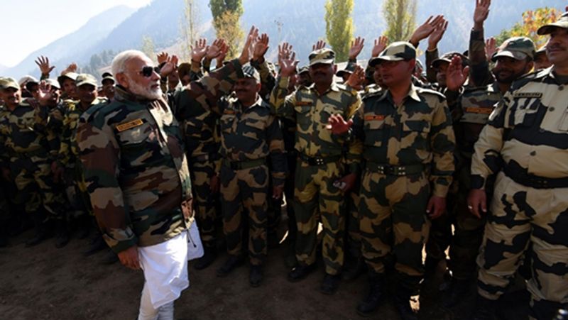 गुरेज वैली में जवानों को संबोधित करते हुए पीएम मोदी ने कहा था- आप सभी लोग मेरा परिवार हो।