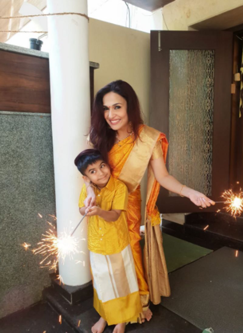 Super Star Rajinikanth Daughter soundarya Meet Tamilnadu Chief Minister MK stalin
