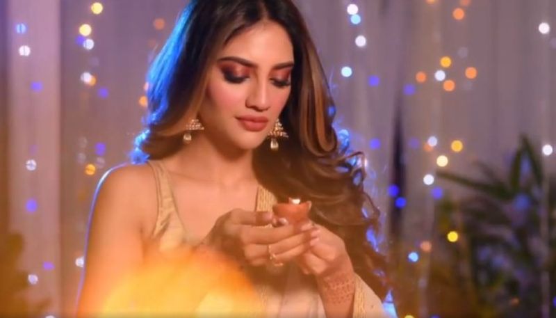 কিন্তু এখন তিনি তা মনে করেন না। তিনি মনে করেন, তাঁর কাজ নিয়ে পাবলিক চর্চা করবে নিশ্চই। কিন্তু প্রাইভেট লাইফ নিয়ে তিনি কোনও মতেই মুখ খুলতে রাজি নন।