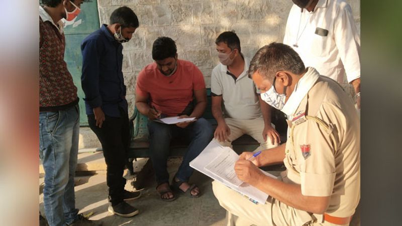 पुलिस ने कार ड्राइव कर रही नेहा नामक युवती के खिलाफ मामला दर्ज किया है। एक्सीडेंट के बाद एयरबैग खुलने से दोनों लड़कियों को कुछ नहीं हुआ। आगे देखें इसी हादसे की तस्वीर...