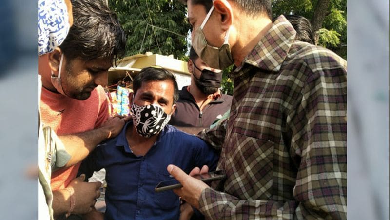 माड़ाराम की मौत की खबर सुनकर जयपुर पहुंचे भाई प्रकाश ने बताया कि वो 4-5 साल से जयपुर में रहकर प्रतियोगी परीक्षा की तैयारी कर रहा था। जयपुर में उसकी बहन की ससुराल है। वो उसी के संग रहता था। कोचिंग की फीस के लिए मां ने अपने गहने तक गिरवी रख दिए थे। एक खेत तक बेच दिया था।
(अपने भाई की मौत पर बिलखता प्रकाश)