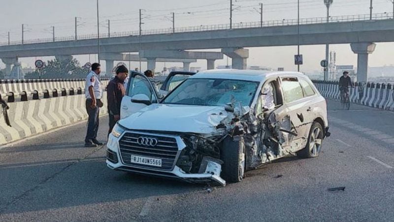 इसी कार ने ली माड़ाराम की जान। मौके पर मौजूद पुलिस।
