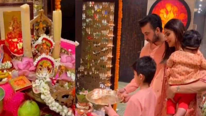 शिल्पा ने पहले चांदी की थाली में दीया रखकर मां लक्ष्मी की पूजा की। इसके बाद उन्होंने बेटी की भी पूजा की। फिर सभी ने मिलकर दिवाली मनाई। 