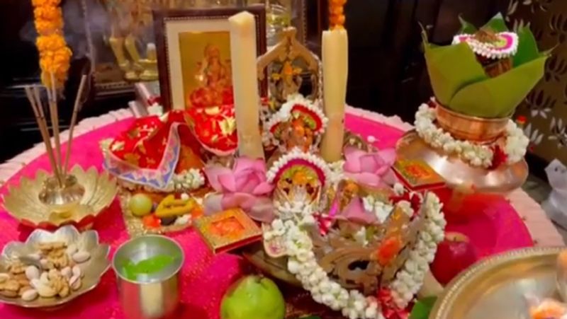 शिल्पा ने पूरे परिवार के साथ मां लक्ष्मी की पूजा की और सभी को दिवाली की शुभकामनाएं दी।