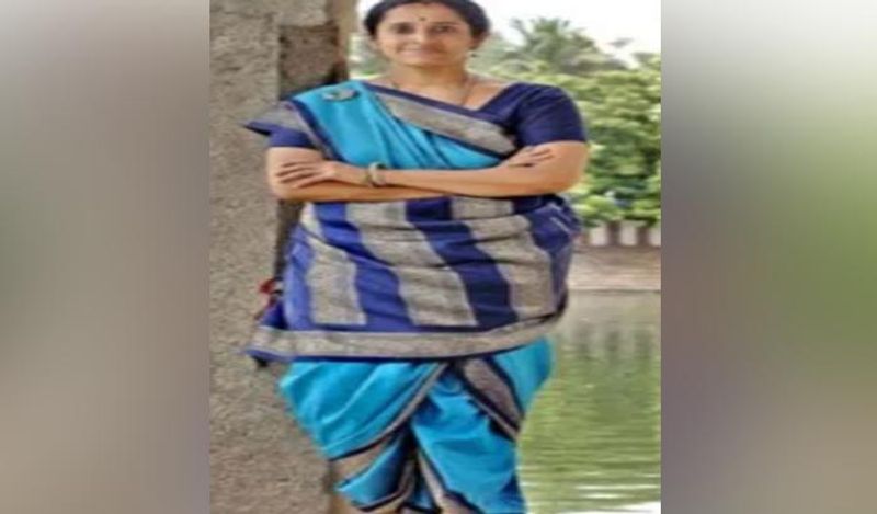 इसी में एक मॉडल इस साड़ी को पहने है। बैकग्राउंड भी सेम है। सिर्फ चेहरा एडिट कर दिया गया है। साथ ही ये तस्वीर एक अन्य ब्लॉग में भी देखने को मिली। यानी किसी ने इस तस्वीर के साथ छेड़छाड़ कर उसमें कमला हैरिस का चेहरा लगा लिया।
