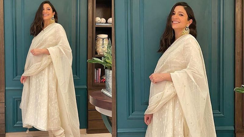 बता दें कि अनुष्का इन दिनों अपना प्रेग्नेंसी पीरियड एन्जॉय कर रही है। प्रेग्नेंसी वे अपनी डाइट का खास ध्यान रख रही है। खबरों की मानें तो वे नए साल में यानी जनवरी में अपने पहले बच्चे को जन्म देंगी। 