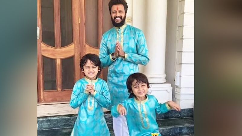 रितेश देशमुख दिवाली के मौके पर बेटों के साथ नजर आए। तीनों ने ही मैचिंग कलर की ड्रेस पहन रखी थी। 