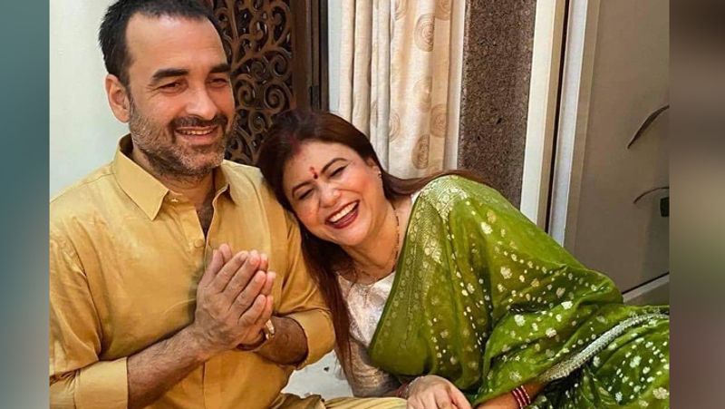 दिवाली पर पत्नी के साथ पंकज त्रिपाठी ने लक्ष्मी पूजन किया। इस दौरान उनकी पत्नी किसी बात को लेकर खिलखिलाकर हंसती नजर आई।