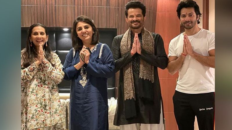 नीतू सिंह इन दिनों अनिल कपूर के साथ अपकमिंग फिल्म की शूटिंग कर रही है। उन्होंने अनिल, उनकी पत्नी सुनीता कपूर और वरुण धवन के साथ दिवाली पूजा की।