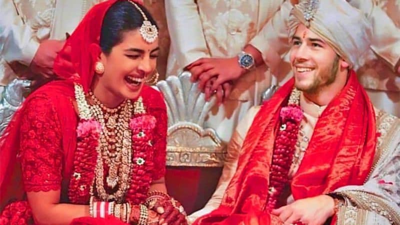 प्रियंका चोपड़ा ने 1 और 2 दिसंबर, 2018 को जोधपुर के उम्मेदभवन पैलेस में अमेरिकन सिंगर निक जोनास से हिंदू और क्रिश्चियन रीति-रिवाज से शादी की थी। निक पत्नी प्रियंका से करीब 10 साल छोटे हैं। हालांकि, इनके प्यार के बीच इनकी उम्र कभी भी आड़े नहीं आई।
