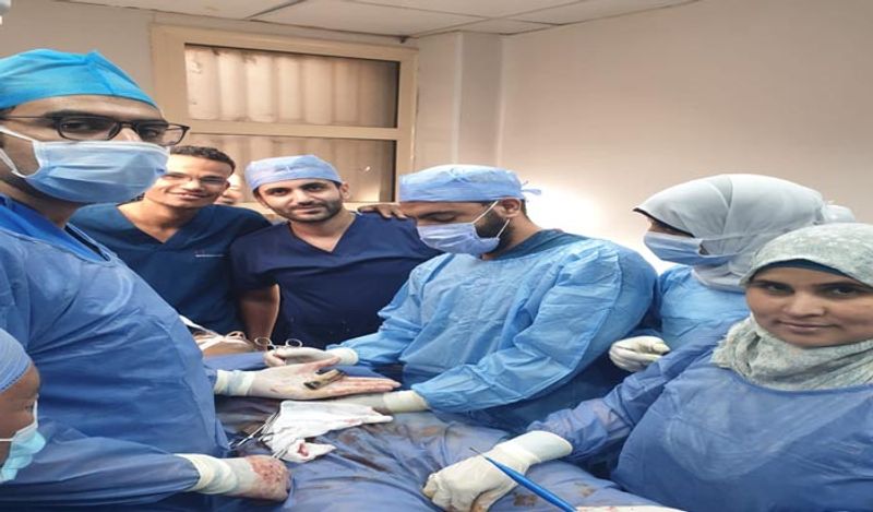 आखिरकार सात महीने में जब मोबाइल उसके पेट में गलने लगा, तो उसे उसकी तकलीफ बढ़ी। उसने तब जाकर डॉक्टर को दिखाने का फैसला किया। वो नॉर्थ कैरो के बेनहा प्रान्त के एक स्टेट अस्पताल गया। 