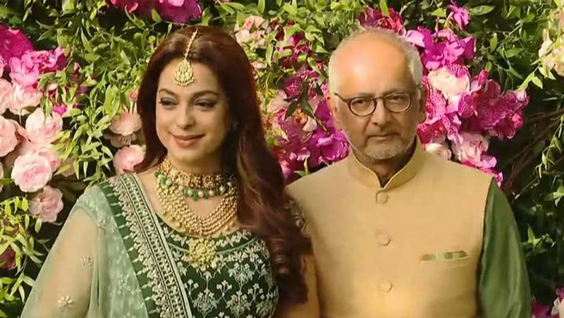 शूटिंग के दौरान ही जूही-जय की कई बार मुलाकात हुई। हालांकि, दोनों ने ही एक-दूसरे के प्रति खास रुचि नहीं दिखाई थी। लेकिन जब जूही को पता चला कि जय की वाइफ की प्लेन हादसे में मौत हो चुकी है तो उनका व्यवहार बदला।