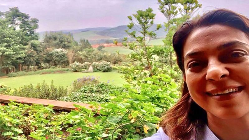 बता दें कि जूही के पास मुंबई के बाहरी इलाके मांडवा में उनके परिवार की जमीन है, जहां कुछ एक्सपर्ट्स लोगों की टीम ऑर्गैनिक फार्मिंग का काम करती है। जूही ने अब यह जमीन उन किसानों को खेती के लिए दी है, जिनके पास खेती के लिए जमीन नहीं है।