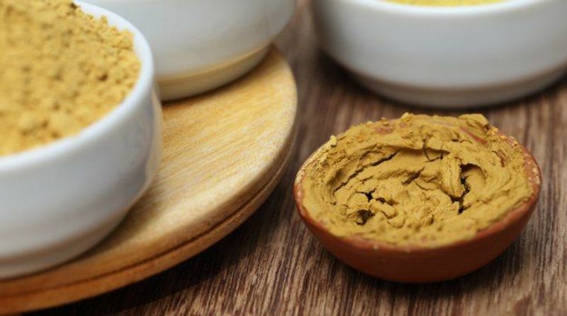 Sandalwood paste
Mix sandalwood with rose water and make a paste. Apply it on your face to see the change in your skin tone. It lightens magically.